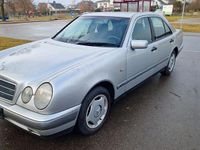 Gebraucht Mercedes E220 Classic 102 PS (75 kW) 1998 Silber Limousine