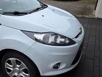 Gebraucht Ford Fiesta 74 PS (54 kW) 2012 Weiß Kleinwagen