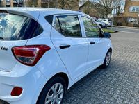 Gebraucht Hyundai i10 67 PS (49 kW) 2016 Weiß Kleinwagen