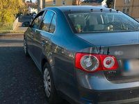 Second-hand VW Jetta 115 CP (84 kW) 2005 Gri Berlinǎ