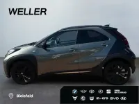 Gebraucht Toyota Aygo Style 72 PS (52 kW) 2023 Cardamon green / night sky black (gruen) Kleinwagen