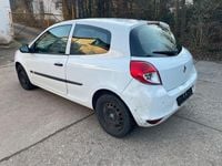 Gebraucht Renault Clio II Expression 68 PS (50 kW) 2010 Weiß Limousine