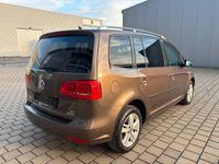 Gebraucht VW Touran Match 105 PS (77 kW) 2012 Braun Van / Kleinbus