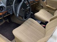 Gebraucht Mercedes 200 60 PS (44 kW) 1982 Weiß Limousine