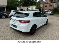Gebraucht Renault Mégane LIMITED 116 PS (85 kW) 2018 Weiß Limousine