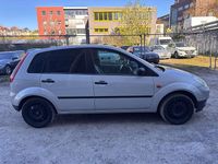 Gebraucht Ford Fiesta Ambiente 60 PS (44 kW) 2002 Polarsilber metallic Kleinwagen