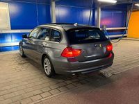 Gebraucht BMW 318 143 PS (105 kW) 2012 Grau Kombi