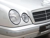 Gebraucht Mercedes E220 Classic 125 PS (91 kW) 1999 Silber Limousine