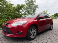 Gebraucht Ford Focus Trend 125 PS (91 kW) 2012 Rot Limousine