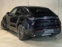 Neu Porsche Macan Turbo 469 kW (639 PS) 2026 Tiefschwarzmetallic SUV