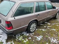 Gebraucht Mercedes E220 150 PS (110 kW) 1993 Gold Kombi