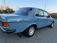 Gebraucht Mercedes E230 136 PS (100 kW) 1981 Blau Limousine