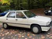 Używany Renault R9 60 KM (44 kW) 1987 Biały Sedan/Limuzyna