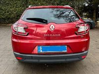 Gebraucht Renault Mégane III LIMITED 132 PS (97 kW) 2015 Rot Limousine