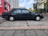 Gebraucht Mercedes E230 137 PS (100 kW) 1987 Schwarz Limousine