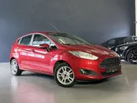 Gebraucht Ford Fiesta Trend 101 PS (74 kW) 2015 Candyrot metallic Kleinwagen