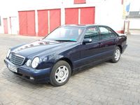 Gebraucht Mercedes E240 231 PS (169 kW) 2001 Blau metallic Limousine