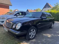 Usata Mercedes E240 Avantgarde 170 CV (125 kW) 1998 Nero Berlina
