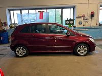 Używany Mercedes B200 136 KM (100 kW) 2011 Czerwony Minivan