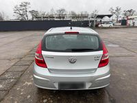 Gebraucht Hyundai i30 109 PS (80 kW) 2010 Silber Kleinwagen