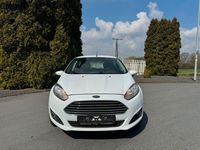Gebraucht Ford Fiesta Trend 101 PS (74 kW) 2015 Weiß Kleinwagen