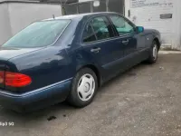 Gebraucht Mercedes E200 136 PS (100 kW) 1998 Blau Limousine