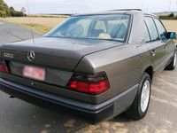 Gebraucht Mercedes E230 136 PS (100 kW) 1986 Grau Limousine