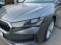 Neu Skoda Superb Selection 150 PS (110 kW) 2026 Grau Kombi