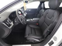 Gebraucht Volvo V60 Plus 398 PS (292 kW) 2025 Crystal white pearl / metallic Kombi