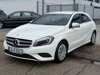 Gebraucht Mercedes A180 122 PS (89 kW) 2015 Weiß Limousine