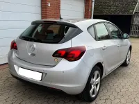 Gebraucht Opel Astra 101 PS (74 kW) 2011 Silber Kleinwagen