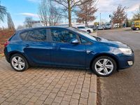 Usata Opel Astra 140 CV (102 kW) 2012 Blu Berlina