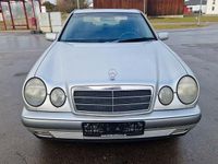 Gebraucht Mercedes E220 Classic 102 PS (75 kW) 1998 Silber Limousine