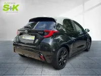 Gebraucht Toyota Yaris Basis 116 PS (85 kW) 2022 Mysticschwarz mica / dach weiss Kleinwagen