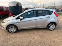 Gebraucht Ford Fiesta Ambiente 69 PS (50 kW) 2010 Silber Limousine