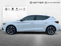 Używany Seat Leon FR 131 KM (96 kW) 2023 Biały Sedan/Limuzyna