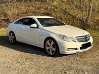 Gebraucht Mercedes E220 170 PS (125 kW) 2012 Calcitweiss  unilack Coupé