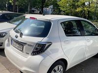 Gebraucht Toyota Yaris 101 PS (74 kW) 2013 Weiß Kleinwagen