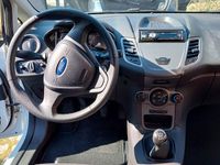 Gebraucht Ford Fiesta Ambiente 60 PS (44 kW) 2015 Weiß Kleinwagen