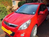 Gebraucht Hyundai i20 77 PS (56 kW) 2011 Rot Kleinwagen