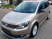 Gebraucht VW Touran Style 105 PS (77 kW) 2012 Gold Van / Kleinbus