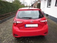 Gebraucht Toyota Yaris Team 111 PS (81 kW) 2017 Rot Limousine
