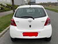 Gebraucht Toyota Yaris 69 PS (50 kW) 2010 Weiß Kleinwagen