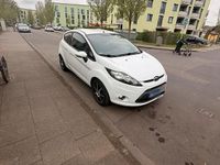 Gebraucht Ford Fiesta 60 PS (44 kW) 2011 Weiß Kleinwagen