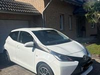 Gebraucht Toyota Aygo X-play 69 PS (50 kW) 2015 Weiß Kleinwagen