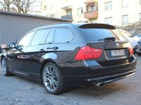 Gebraucht BMW 320 163 PS (119 kW) 2011 Schwarz Kombi