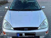 Gebraucht Ford Focus Ghia 101 PS (74 kW) 1999 Silber Limousine