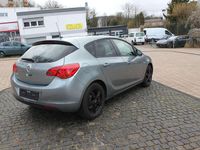 Gebraucht Opel Astra Design Edition 101 PS (74 kW) 2012 Silbersee/perl silber Kleinwagen