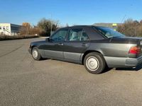 Gebraucht Mercedes E200 118 PS (86 kW) 1990 Grau Limousine