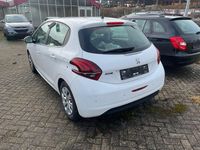 Gebraucht Peugeot 208 Active 82 PS (60 kW) 2015 Weiß Kleinwagen